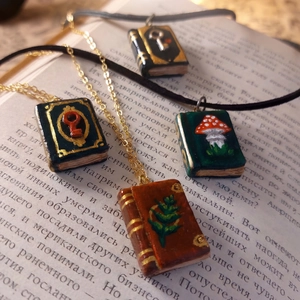 Collares vintage de libros miniatura bañados en oro con dijes de setas y llaves en 3D