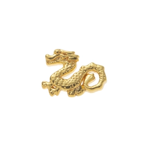 Détails des écailles de dragon sur ce pendentif médaillon creux plaqué or vintage