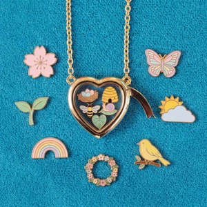 Collier médaillon cœur plaqué or vintage avec pendentifs nature en émail coloré