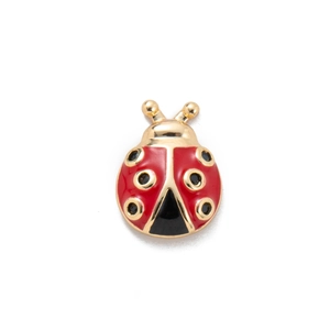 Détail du pendentif coccinelle en émail rouge et alliage plaqué or brillant
