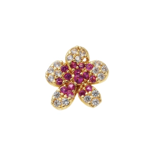 Gros plan d'un pendentif fleur en or orné de pierres roses et blanches en grappe élégante