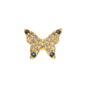 Détail d'un pendentif papillon doré orné de diamants blancs et de saphirs bleus