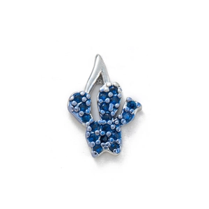 Vue macro du pendentif cactus avec base en métal argenté et micro-pavage bleu