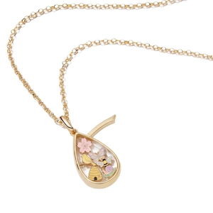 Pendentif médaillon doré en forme de goutte avec breloques fleurs et animaux colorés