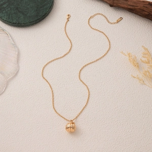 Collana con ciondolo a zucca dorata in acciaio inossidabile con chiusura a moschettone