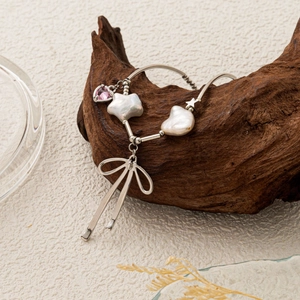 Elegantes silbernes Schleifenarmband mit Barockperlen, Herzstein und Sternanhängern
