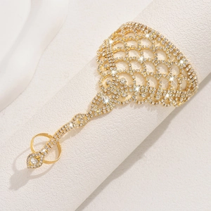 Exquisito accesorio de mano dorado con pedrería brillante y diseño de malla para gala nocturna