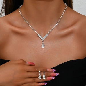 Funkelndes Brautschmuck-Set mit V-Halskette und tropfenförmigen Kristall-Ohrringen