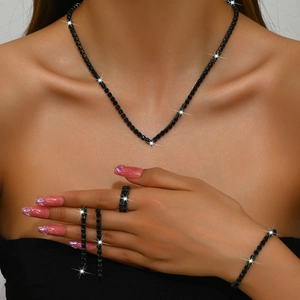 Parure de bijoux tennis noire géométrique élégante incluant collier, bracelet et boucles
