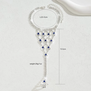 Dettaglio delle dimensioni del bracciale ad anello in argento con strass su fondo pietra