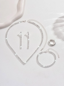 Détail d'un ensemble de bijoux en argent avec collier en V et boucles d'oreilles