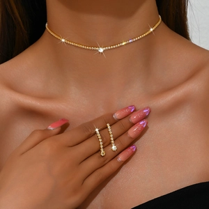 Elegantes goldenes Brautschmuck-Set mit funkelnder Strasskette und Tropfenohrringen