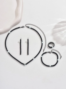 Vue détaillée de la parure de bijoux 4 pièces en strass noirs avec collier et boucles