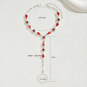 Détail de la chaîne de cheville en strass montrant la longueur 23+5cm et gemmes rouges