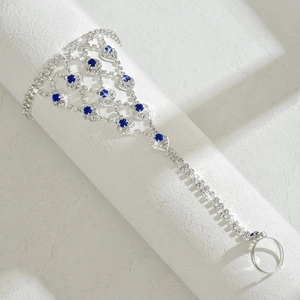 Dettaglio del bracciale ad anello argento con strass blu e design in rete di cristallo