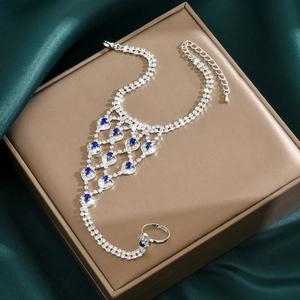 Dettaglio del bracciale anello argento con strass blu su uno sfondo di seta lussuosa