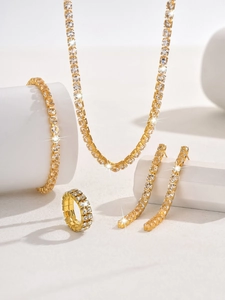 Détail du somptueux ensemble de bijoux tennis dorés sertis de zircons étincelants