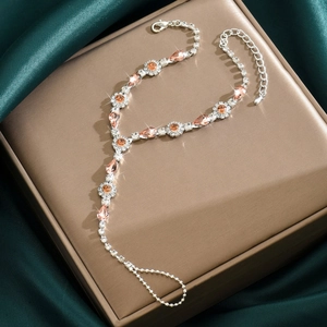 Détail de la bague-bracelet bohème argentée avec strass champagne en goutte