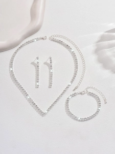 Vue détaillée d'une parure bijoux argentée en strass avec collier en V et boucles d'oreilles