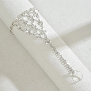 Bracciale ad anello in argento con strass scintillanti ed elegante drappo di cristallo