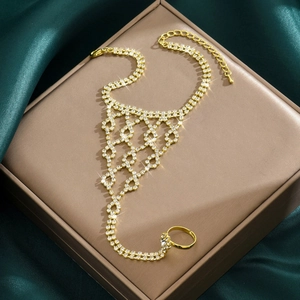 Elegante bracciale anello dorato con maglia di cristallo su seta verde scuro