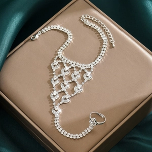 Dettaglio del bracciale anello in argento con catene di strass e ciondoli a cuore sul cofanetto