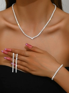 Vue détaillée du collier chaîne, boucles d'oreilles franges et bracelet argenté sur mannequin