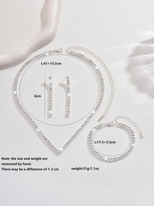 Vue détaillée de l'ensemble collier, boucles d'oreilles et bracelet avec strass blancs brillants