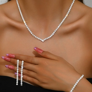 Parure de bijoux élégante avec collier en V argenté, bracelet tennis et boucles d'oreilles