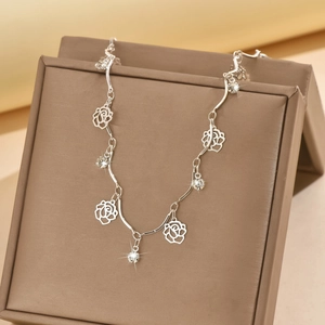 Bracelet de cheville en argent scintillant avec breloques roses évidées et strass clairs