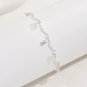 Bracelet de cheville argenté étincelant avec pendentifs roses et strass brillants