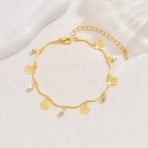 Élégant collier doré avec pendentifs rose et cristaux de zircone cubique étincelants