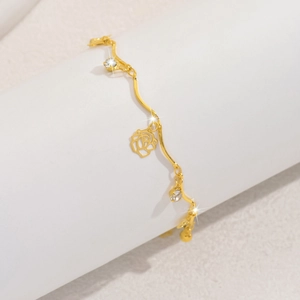 Collier élégant en chaîne dorée avec pendentif rose évidée et zircons étincelants