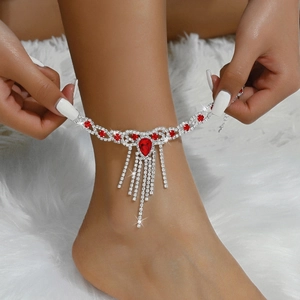Elegante tobillera de pedrería plateada con gota roja y borlas brillantes colgantes