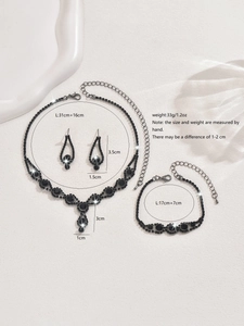 Detailed size and weight specifications for the black crystal necklace set components