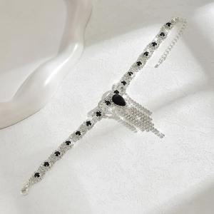 Vista de detalle del collar con flecos de plata con gemas negras y diamantes de imitación