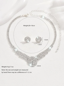 Detaillierte Ansicht des Strass-Schmucksets mit genauen Maßen für Kette und Ohrringe