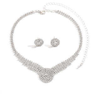 Makroansicht des silbernen Brautschmuck-Sets mit funkelnden Strasssteinen und Halskettendetail