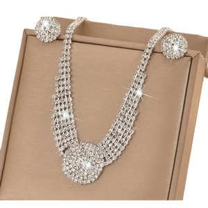 Elegantes silbernes Brautschmuck-Set mit funkelnden Runddiamanten und Halskette