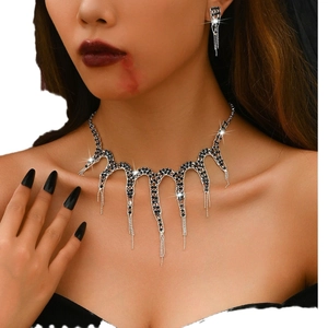 Conjunto de joyas góticas con collar de borlas y pendientes de diamantes imitación
