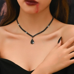 Collana gotica a doppia fila di strass neri con ciondolo a goccia per cosplay di Halloween