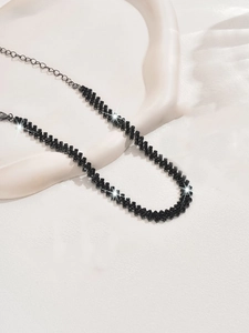 Dettaglio della collana di strass neri a goccia con chiusura a moschettone regolabile