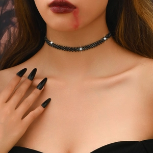 Primo piano del girocollo nero gotico con perline e pietre per Halloween