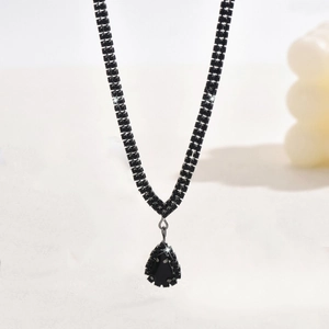 Elegante collana con pendente a goccia nera e catena a doppio giro di cristalli lucidi