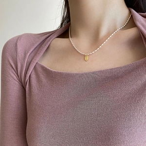 Schicke goldene LOVE-Halskette mit ovalem Anhänger und weißen Reisperlen für Damen