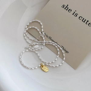 Detailansicht der S925 Sterlingsilber Perlenkette mit goldenem LOVE Herzanhänger