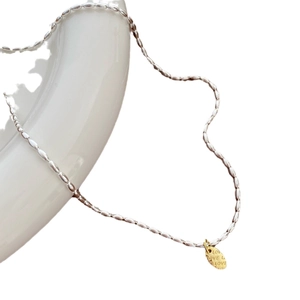 Minimalistische silberne Perlenkette mit goldenem LOVE graviertem ovalem Anhänger