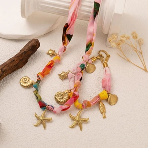 Collier en ruban floral rose avec pendentifs dorés d'étoile de mer et coquillage