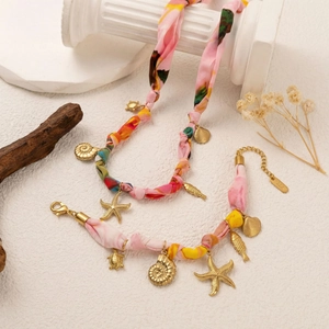 Parure de bijoux océan floral avec pendentifs étoile de mer sur colonnes