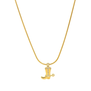 Collana con stivale da cowboy placcata oro 18K con strass scintillanti su fondo bianco